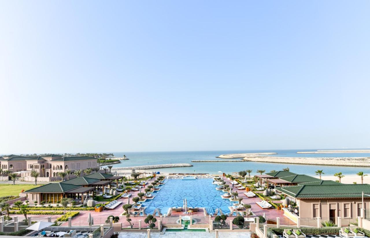 Royal Saray Resort Manama Exterior foto The resort's main pool