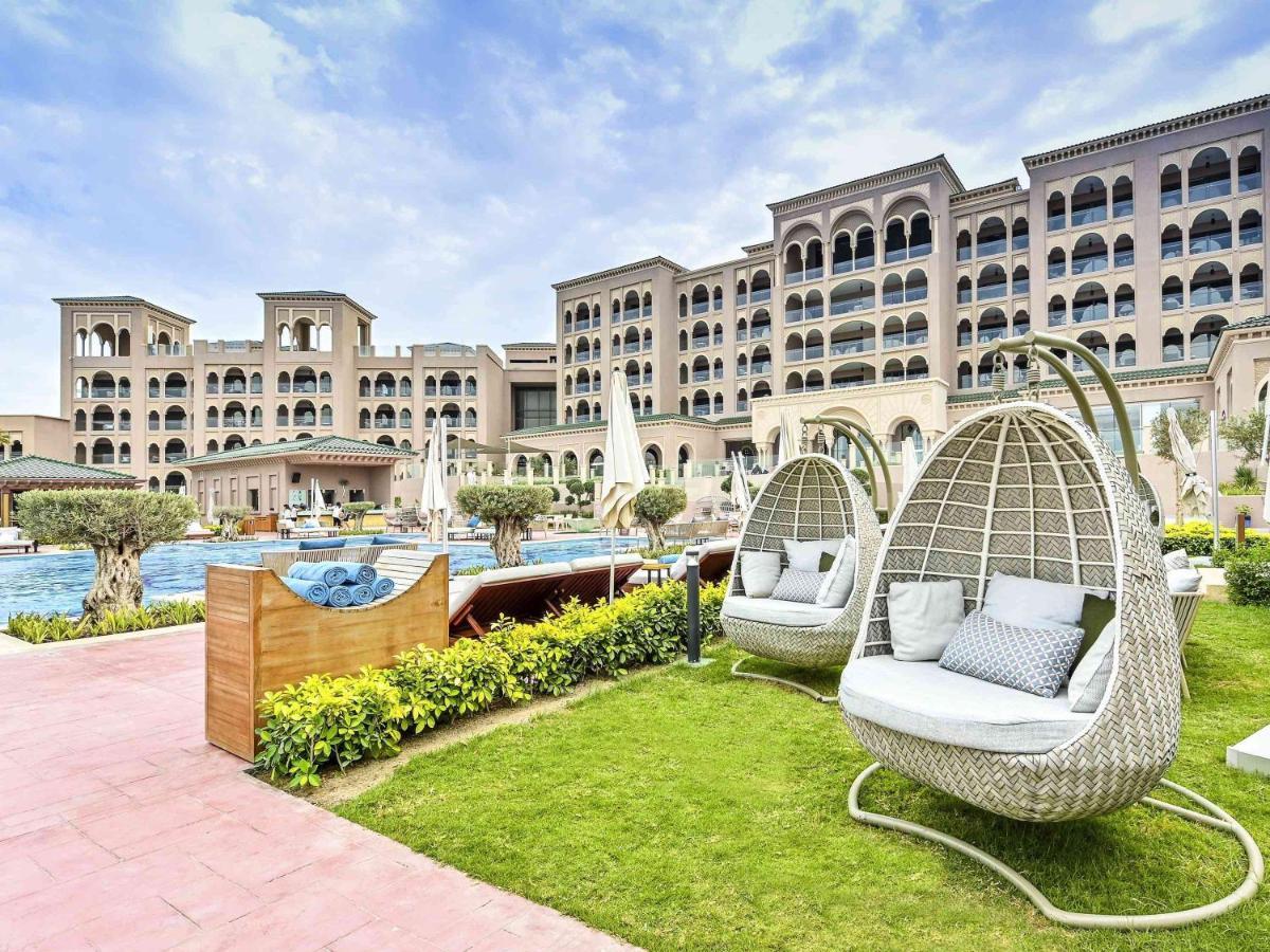 Royal Saray Resort Manama Exterior foto The resort's pool area
