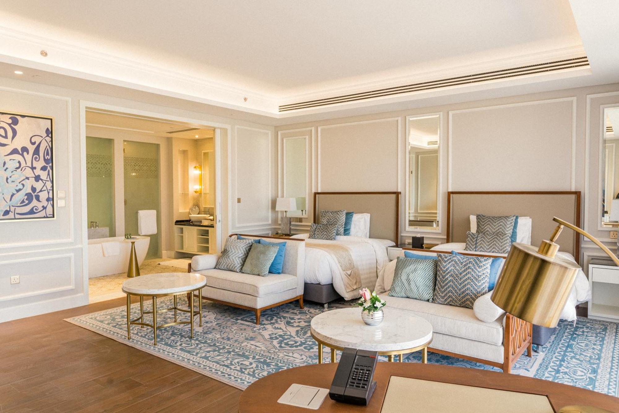 Royal Saray Resort Manama Exterior foto A suite at the hotel