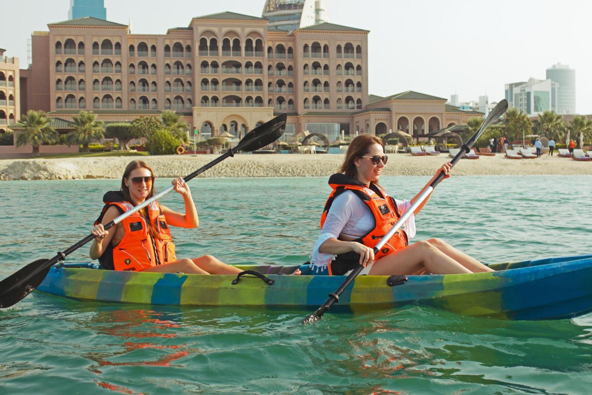 Royal Saray Resort Manama Exterior foto Kayaking at Jumeirah Islands