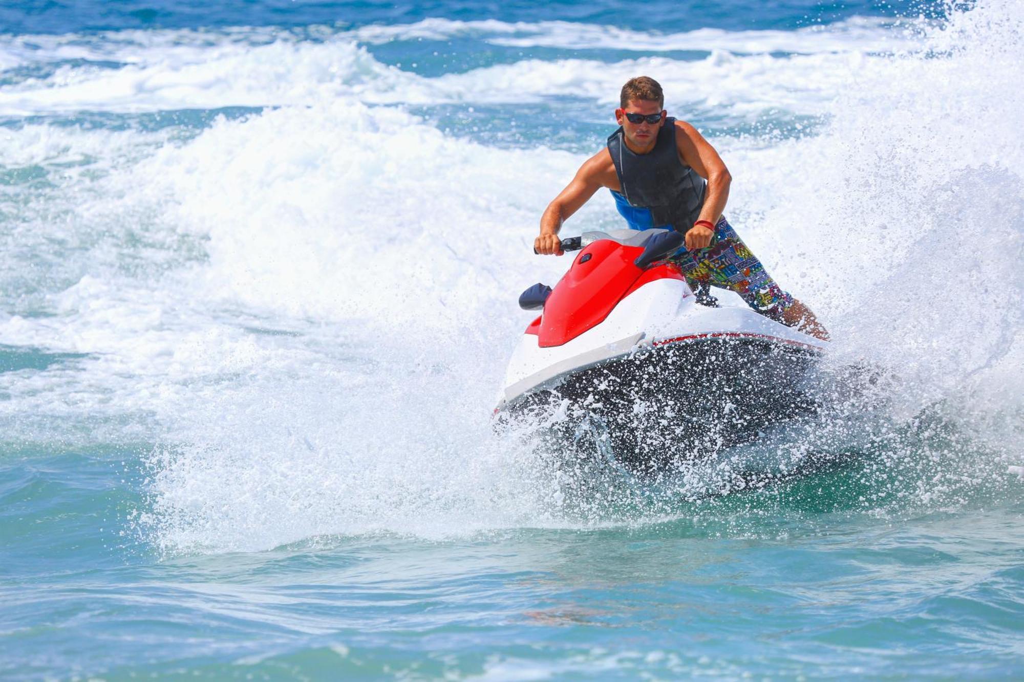 Royal Saray Resort Manama Exterior foto Jet skiing
