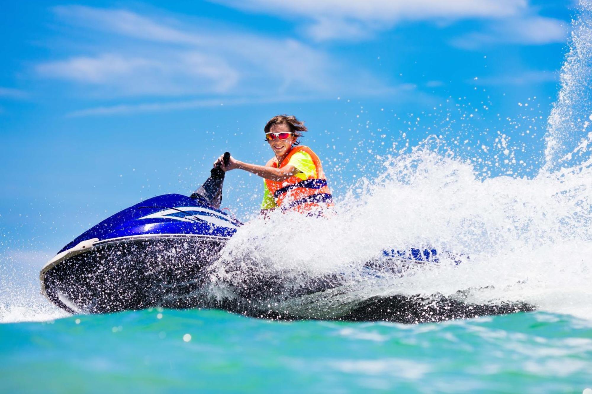 Royal Saray Resort Manama Exterior foto Jet skiing