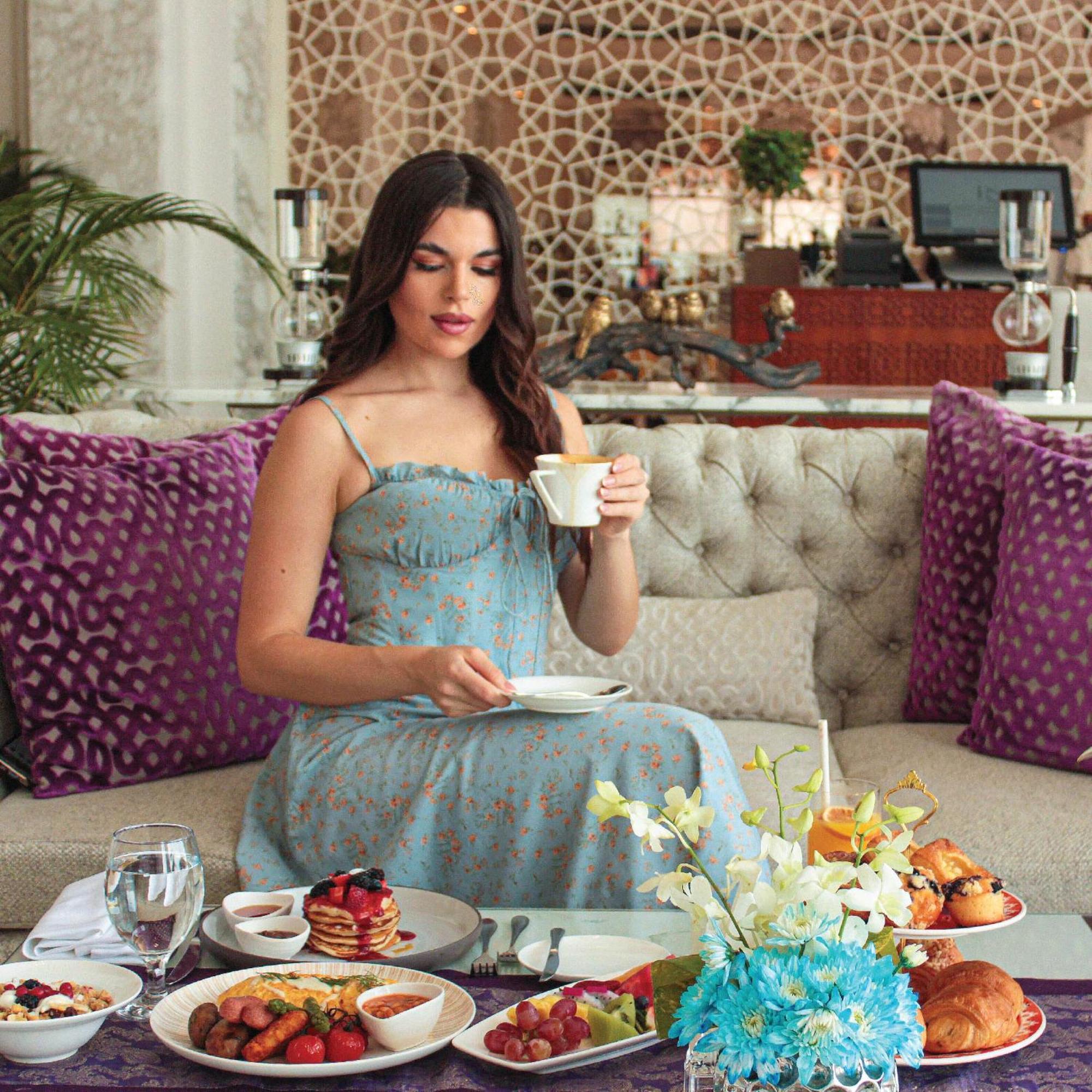 Royal Saray Resort Manama Exterior foto A woman drinking tea