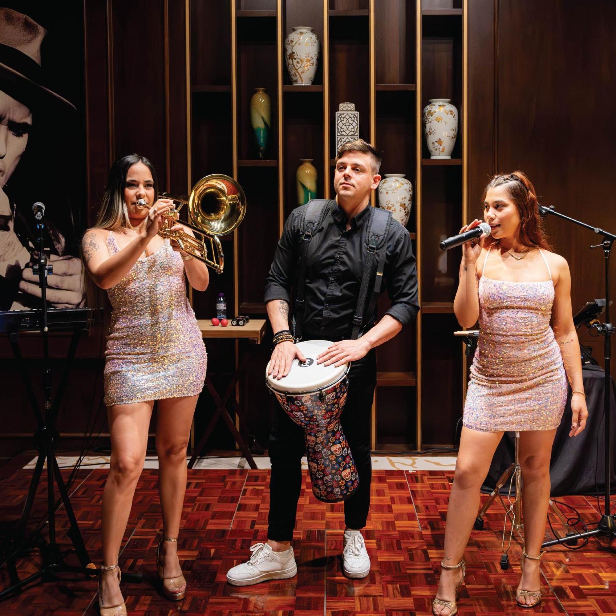 Royal Saray Resort Manama Exterior foto The band performing in 2019
