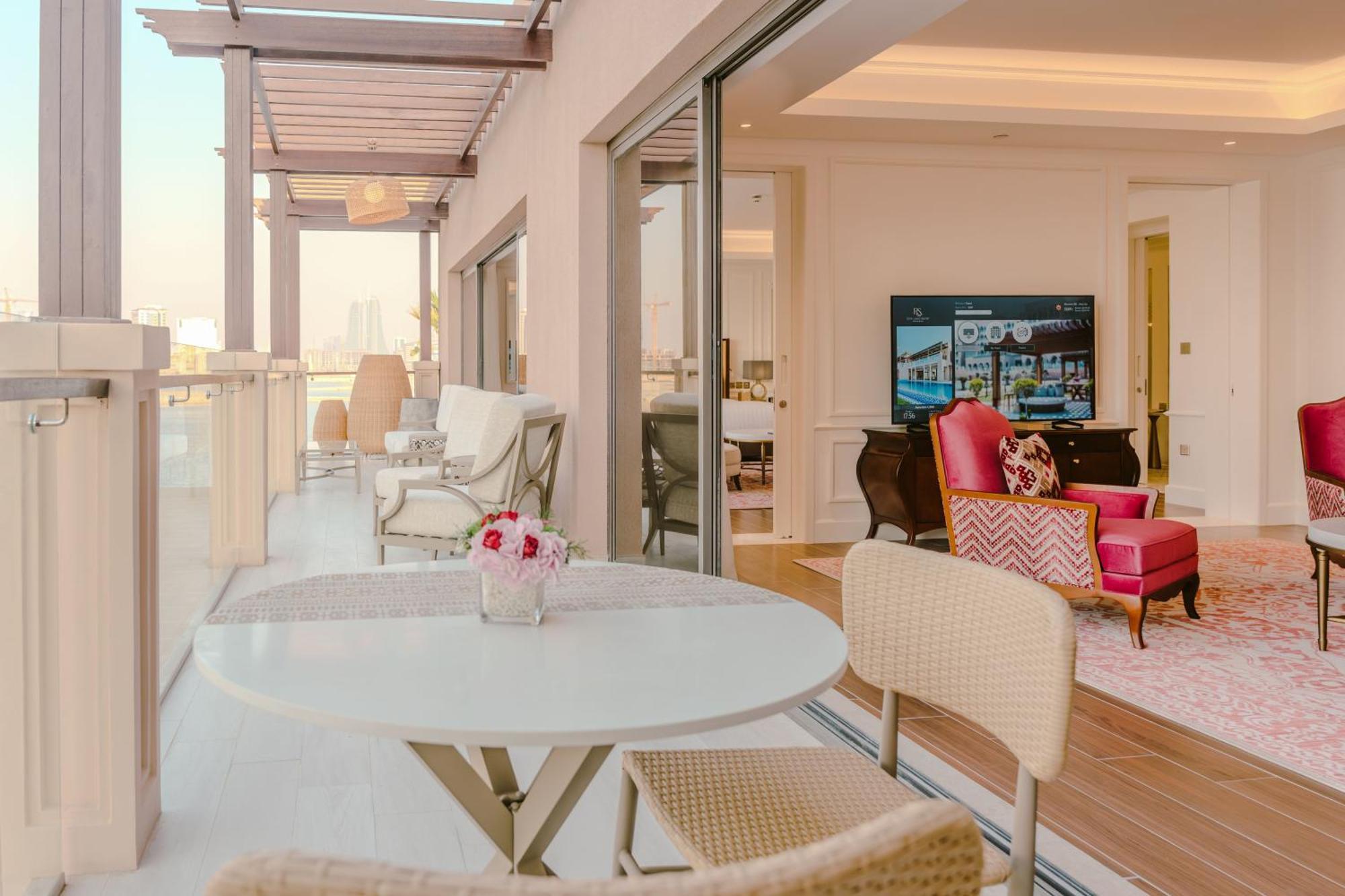 Royal Saray Resort Manama Exterior foto A suite at the Ritz-Carlton, DIFC