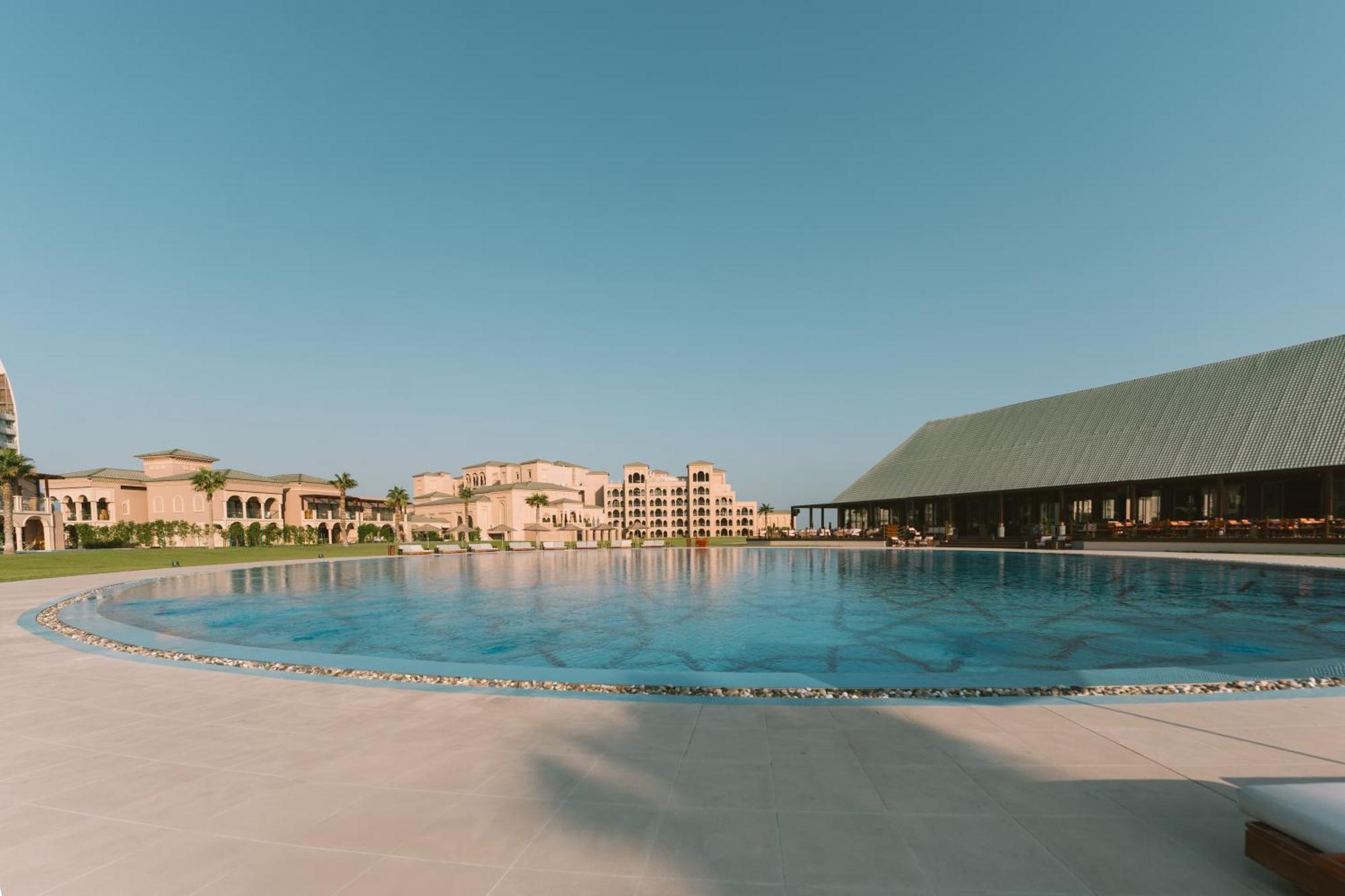 Royal Saray Resort Manama Exterior foto The resort's main pool